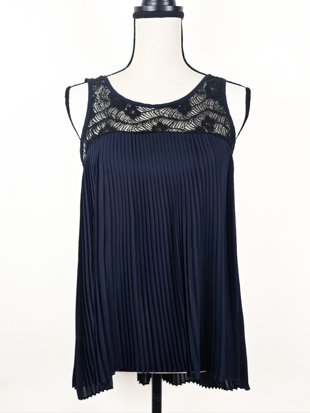💥3 for $30💥 EUC Bobeau Pleated Navy Chiffon and Lace Top